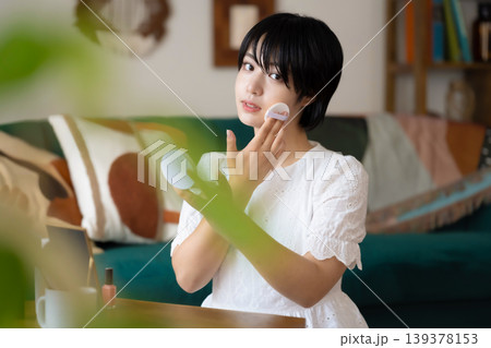 部屋でメイクをする女性 部屋でメイクをする女性 139378153