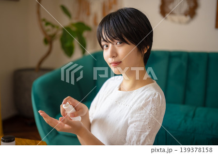 室内でスキンケアする女性 139378158