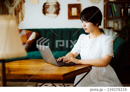 女性が自宅でノートPC作業 女性が自宅でノートPC作業 139378159