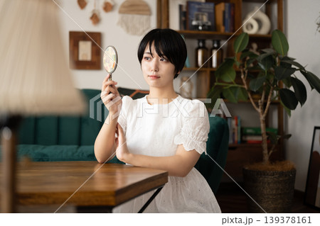 女性が虫眼鏡で覗く 139378161