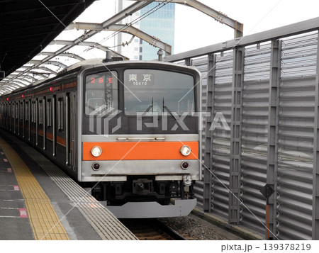 京葉線新木場駅に停車している電車 京葉線新木場駅に停車している電車 139378219