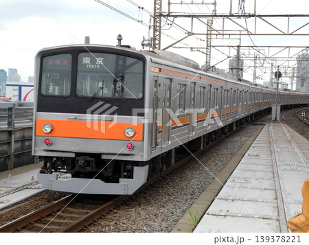 京葉線新木場駅を発車する電車 京葉線新木場駅を発車する電車 139378221