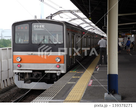 京葉線新木場駅のホームで時計を確認する車掌 京葉線新木場駅のホームで時計を確認する車掌 139378271