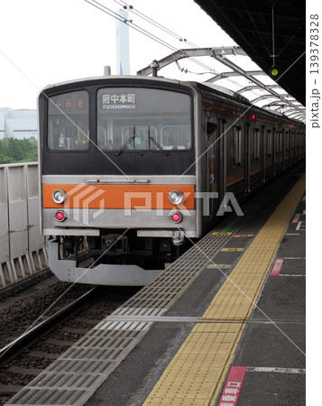 京葉線新木場駅のホームで前方確認をする車掌 京葉線新木場駅のホームで前方確認をする車掌 139378328