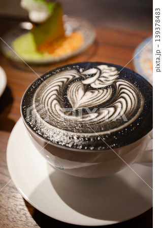 カフェの黒いラテアート 美しいチャコールラテのコーヒー カフェの黒いラテアート 美しいチャコールラテのコーヒー 139378483