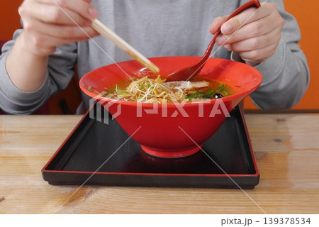 ラーメンを食べる男性(顔なし) 139378534