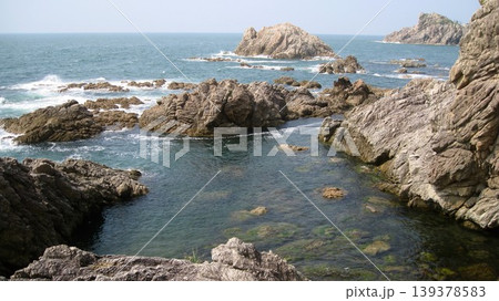 景勝地の笹川流れの荒々しい奇岩が並ぶ海岸風景 景勝地の笹川流れの荒々しい奇岩が並ぶ海岸風景 139378583