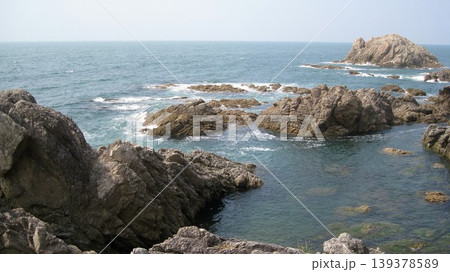 景勝地の笹川流れの荒々しい奇岩が並ぶ海岸風景 景勝地の笹川流れの荒々しい奇岩が並ぶ海岸風景 139378589