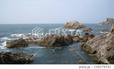 景勝地の笹川流れの荒々しい奇岩が並ぶ海岸風景 景勝地の笹川流れの荒々しい奇岩が並ぶ海岸風景 139378591