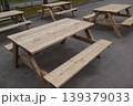 屋外に置かれたベンチ付きテーブル 139379033