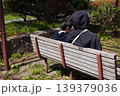 公園のベンチに座る親子(後ろ姿) 139379036
