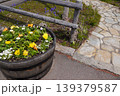 大きなプランターがアクセントになった整備された庭 139379587
