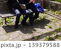 晴れた日の公園のベンチに座る親子(顔なし) 139379588