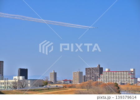 ブルーインパルス　展示飛行　名古屋市矢田川河川敷公園 139379614