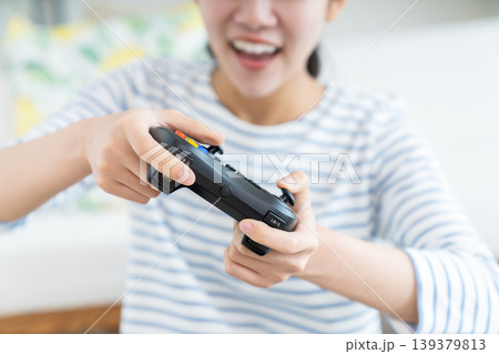 リビングでゲームをする若い女性 リビングでゲームをする若い女性 139379813