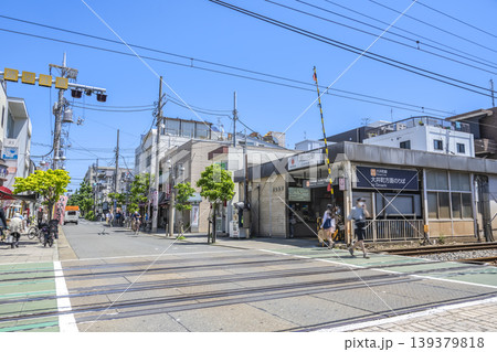 東京都世田谷区の都市風景 尾山台駅前の踏切 東京都世田谷区の都市風景 尾山台駅前の踏切 139379818