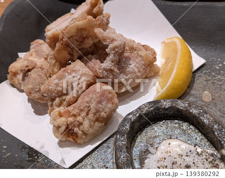 レモンを添えた鶏の唐揚げ 139380292