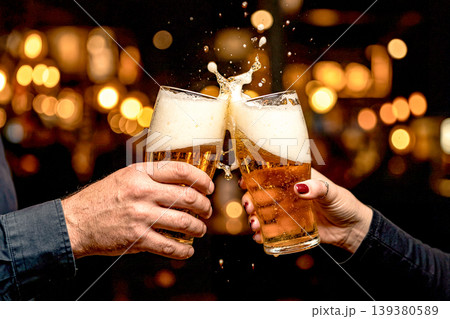 泡が弾けるビールで乾杯 139380589