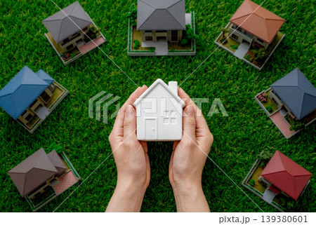 手の中の住宅模型と住まいのイメージ 手の中の住宅模型と住まいのイメージ 139380601