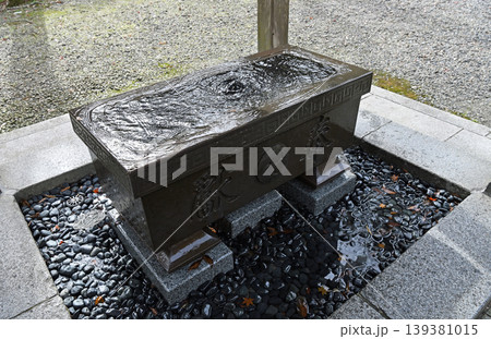 溢れる御神水の波紋 伝統的な手水鉢に湧き出る清らかな水の揺らぎと静寂 溢れる御神水の波紋 伝統的な手水鉢に湧き出る清らかな水の揺らぎと静寂 139381015