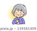 安心を感じる高齢女性 139381409