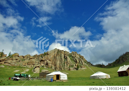 モンゴル ブーベイトキャンプのゲル群と岩山の風景 モンゴル ブーベイトキャンプのゲル群と岩山の風景 139381412