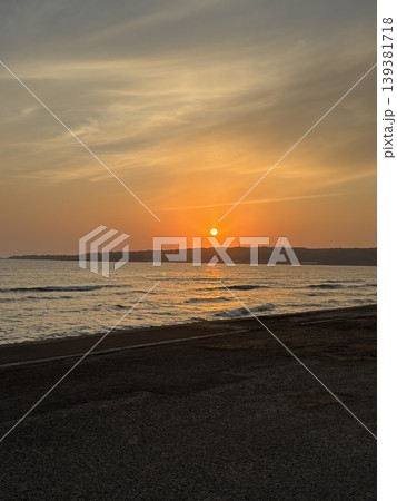 海に沈む夕日 139381718