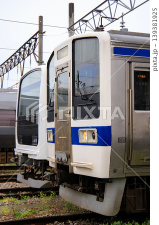 南福岡車両区で並ぶ501系電車と415系電車 南福岡車両区で並ぶ501系電車と415系電車 139381925