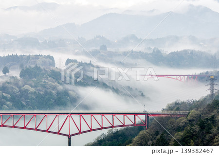 岐阜県中津川市、木曽川の雲海と赤い城山大橋 139382467
