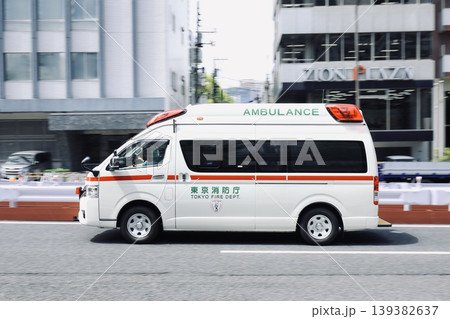 緊急出動中の救急車 緊急出動中の救急車 139382637