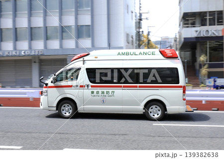 緊急出動中の救急車 緊急出動中の救急車 139382638