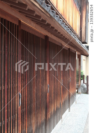 格子戸のある通りの風景 139382654