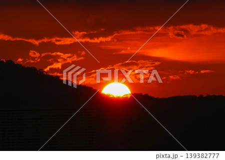 山に沈む太陽 山に沈む太陽 139382777