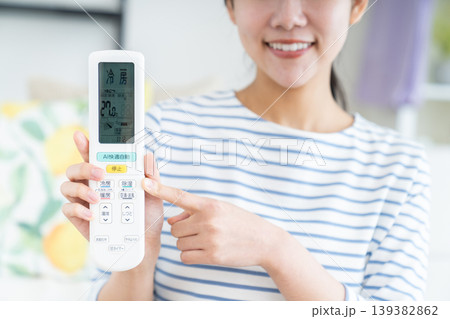 エアコンを操作する若い女性 エアコンを操作する若い女性 139382862
