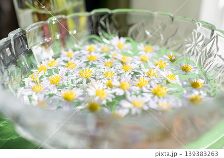 花瓶に浮かべられた花びら 花瓶に浮かべられた花びら 139383263