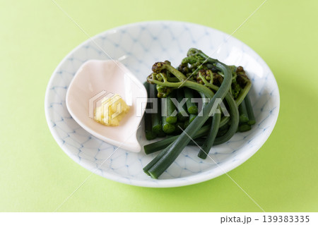 和皿に盛り付けられた蕨のお浸し 和皿に盛り付けられた蕨のお浸し 139383335