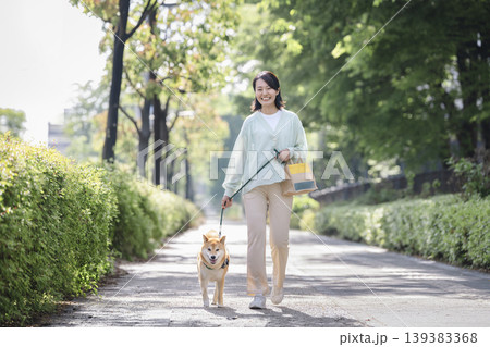 散歩をするミドル女性と柴犬 139383368