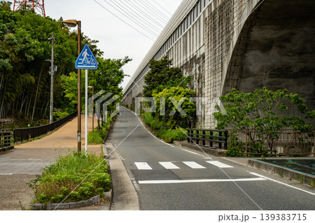 信号のない横断歩道と長い上り坂と高速道路 信号のない横断歩道と長い上り坂と高速道路 139383715
