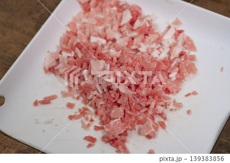 冷凍していた豚肉をみじん切りにしたイメージ 冷凍していた豚肉をみじん切りにしたイメージ 139383856