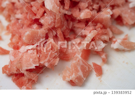 冷凍していた豚肉をみじん切りにしたイメージ 冷凍していた豚肉をみじん切りにしたイメージ 139383952