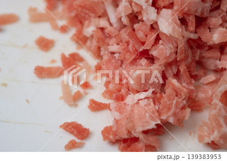 冷凍していた豚肉をみじん切りにしたイメージ 冷凍していた豚肉をみじん切りにしたイメージ 139383953