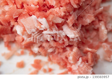 冷凍していた豚肉をみじん切りにしたイメージ 冷凍していた豚肉をみじん切りにしたイメージ 139383957