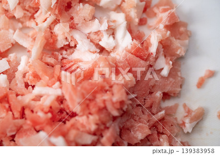 冷凍していた豚肉をみじん切りにしたイメージ 冷凍していた豚肉をみじん切りにしたイメージ 139383958