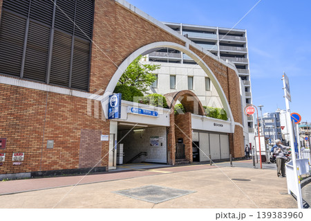 神奈川県横浜市の都市風景　高島町駅入口 139383960