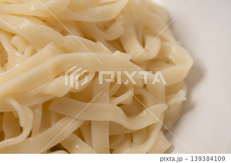 茹で上がった平打ち麺のイメージ 茹で上がった平打ち麺のイメージ 139384109