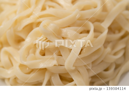 茹で上がった平打ち麺のイメージ 茹で上がった平打ち麺のイメージ 139384114