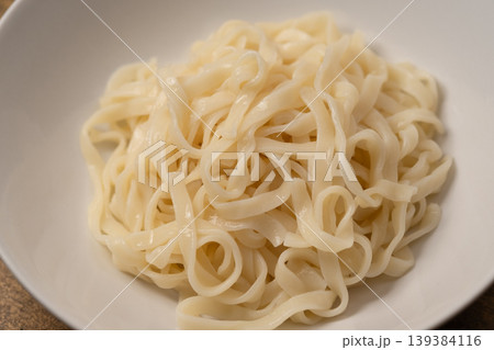 茹で上がった平打ち麺のイメージ 139384116