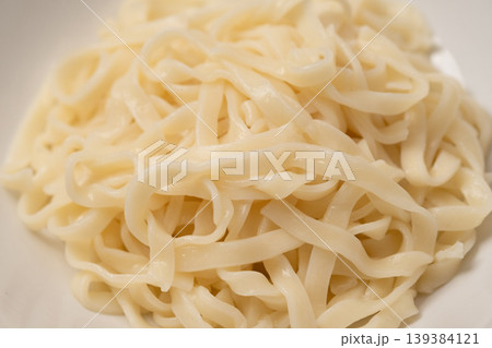 茹で上がった平打ち麺のイメージ 茹で上がった平打ち麺のイメージ 139384121