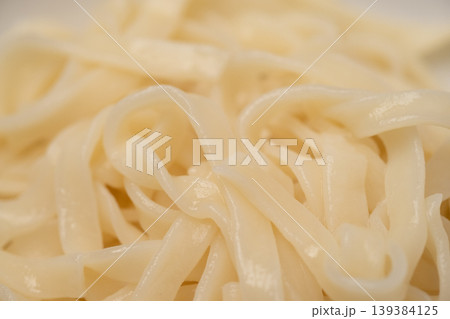 茹で上がった平打ち麺のイメージ 139384125