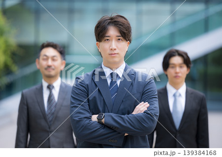 信頼感ある中堅サラリーマンのビジネスチームのポートレート企業成長と組織力イメージ　士業やコンサルタン 139384168